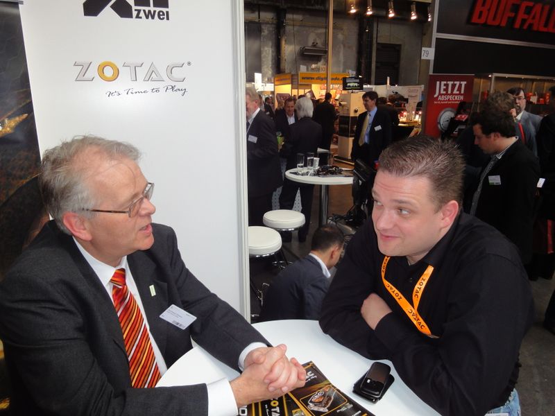 Reinhard Daners (l.), Actebis, und Christian Czupalla, Zotac, hatten ein sehr interessantes Gespräch auf der Messe. (Archiv: Vogel Business Media)