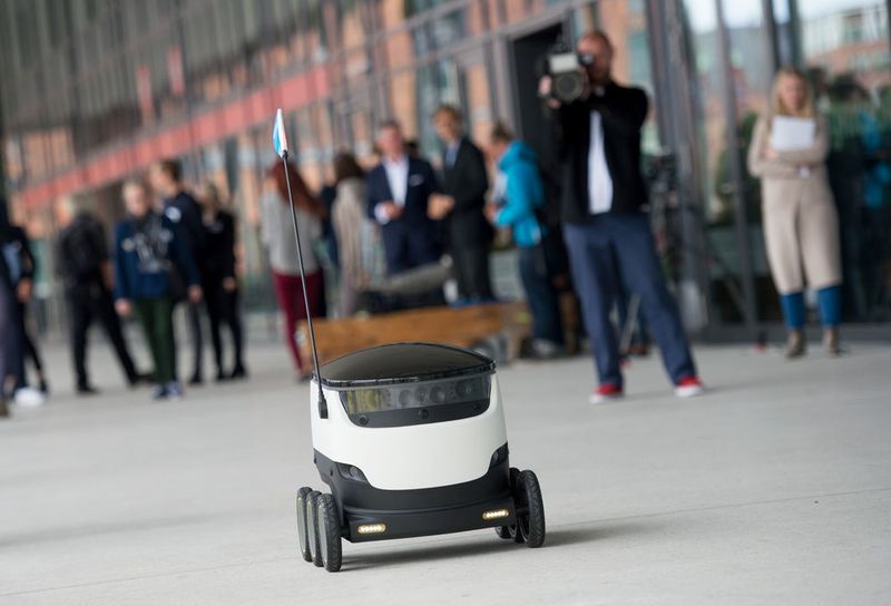 Mit einer Geschwindigkeit von bis zu fünf Stundenkilometern rollt der Lieferroboter über die Gehsteige zu den Kunden. (Hermes/Daniel Reinhardt)