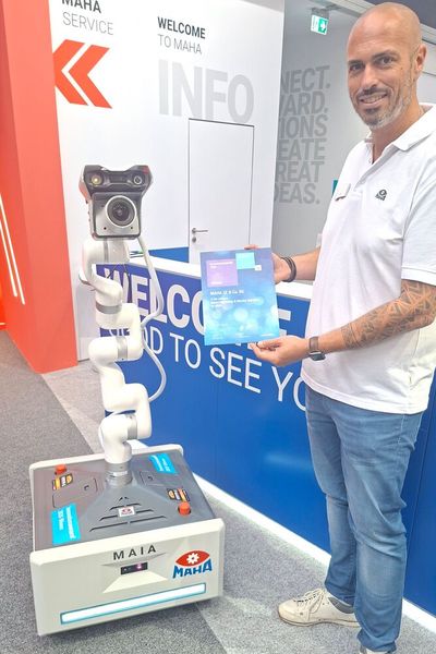Mit Stolz: Christian Thalheimer von Maha mit dem Pokal bzw. der Urkunde für den Gewinn des Automechanika Innovation Awards 2026 durch Maia, dem vollautonomen Fahrzeuginspektionsroboter. (Bild: Dominsky – VCG)