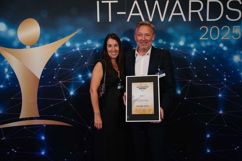 Schneider Electric gewinnt Gold in der DataCenter-Insider-Kategorie „Infrastruktur der Resilienz“. Patricia Escudero und Rainer Weigle zeigen den Preis vor.  (Bild: Manuel Emme Fotografie)
