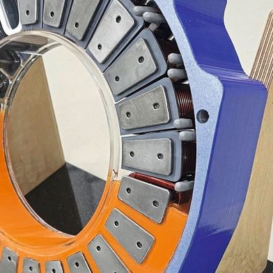 Statt unzählige Heißpressstationen für Klebestellen vorzuhalten, ermöglicht Lambda Resins den direkten Verguss ganzer Funktionseinheiten – schneller, prozesssicherer. (Bild: Lambda Resins)