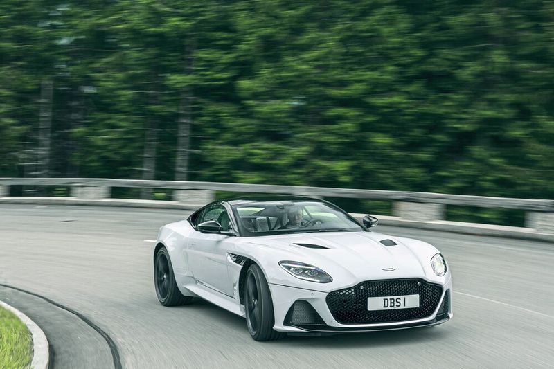 Der 5,2-Liter-Twin-Turbo-V12 leistet 533 kW/725 PS und beschleunigt den 1.693 Kilogramm schweren „Superleggera“ in 3,4 Sekunden auf Tempo 100. (Bild: Aston Martin)