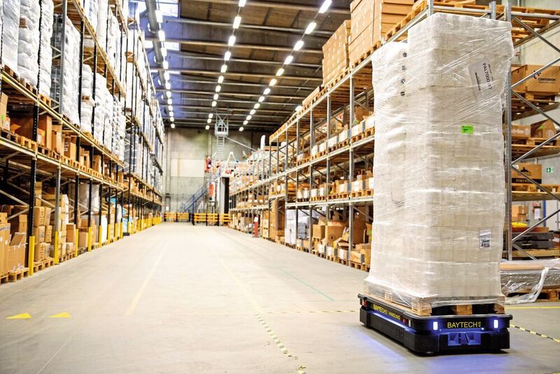 In Logistik- und Produktionsumfeldern werden sie vor allem zum Material­transport genutzt und dafür beispielsweise mit Palettenhebern, Regal- oder Schrankaufsätzen kombiniert.  (MiR)