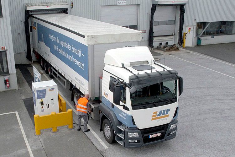 Seit Anfang 2016 arbeiten die Projektpartner IAV, Porsche Leipzig, Schnellecke Logistics, Volkswagen Sachsen und das Netzwerk der Automobilzulieferer Sachsen im Projekt „eJIT“ gemeinsam daran, Lastkraftwagen zu elektrifizieren. (AMZ Automobilzulieferer Sachsen)