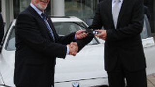 Schlüsselübergabe: Obermeister Manfred Jansen (li.) und Hauke Mörsch, Leiter BMW-Niederlassung Bonn. (Foto: Baeuchle)
