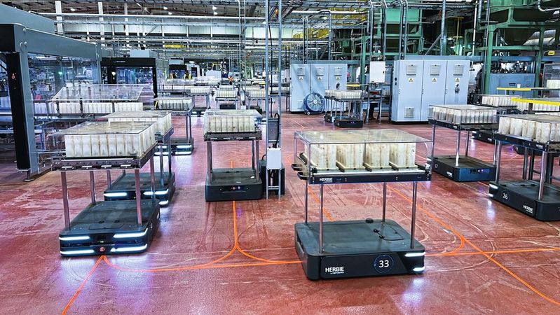 Bei einem Teehersteller versorgen 77 Fahrerlose Transportsysteme des Herstellers Carrybots Verpackungsmaschinen mit Nachschub. Damit sie dabei nicht schlapp machen, werden sie automatisch kabellos aufgeladen.(Bild:  Delta Electronics)