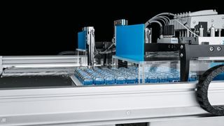 Bei der Übergabe von einem Kryostat zum anderen zieht ein Elektromagnet die Trägerplatte in Wirkrichtung der Magnetschienen auf den nächsten Kryostaten. (Bild: Festo)