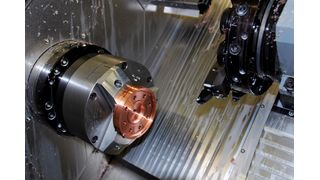 Doch bevor ein Blick in die Materie gemacht wird, ein Blick in die Hembrug «Mikroturn 200 L»: Hier wird in Serie auf 0,5 µm genau gefertigt. In 11 Schritten bei 2/10 mm Übermass. Am Schluss wird mit Naturdiamant praktisch nur noch geglättet auf N1 bis N2. (Bild: Matthias Böhm)