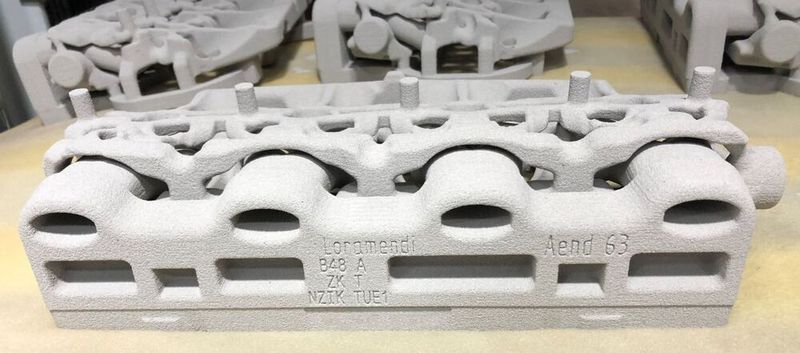 Fünf voxeljet VX1300-X 3D-Drucker produzieren im BMW Group Werk Landshut wöchentlich vollautomatisch tausende anorganische Wassermantelkerne für den Guss von Zylinderköpfen des BMW B48-Motors. (Bild: Loramendi)