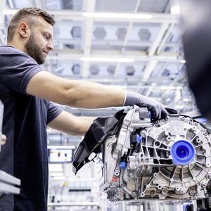 Im Werk Untertürkheim entstehen die elektrischen Antriebseinheiten für den neuen CLA.(Bild:  Mercedes-Benz)