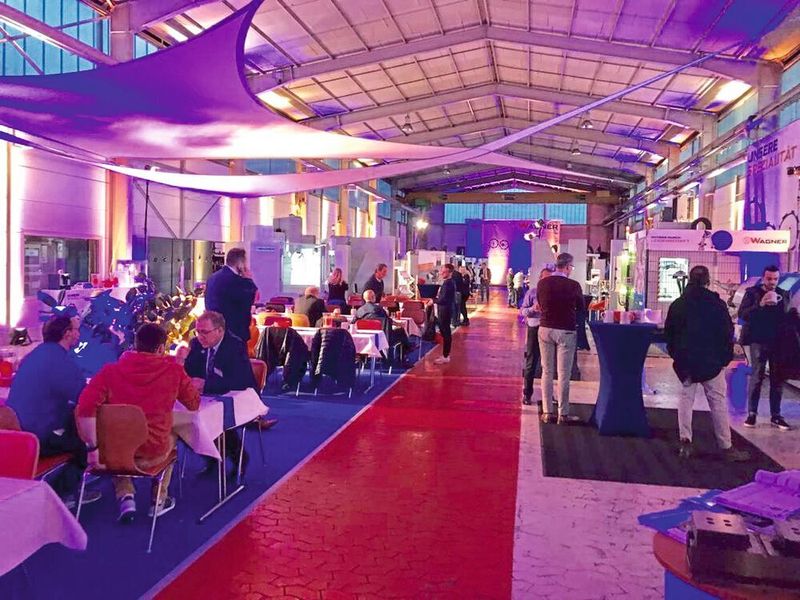 Gemütlicher fachlicher Austausch im Rahmen der Hausmesse bei Maschinen-Wagner Werkzeugmaschinen in Renchen. (Maschinen Wagner)