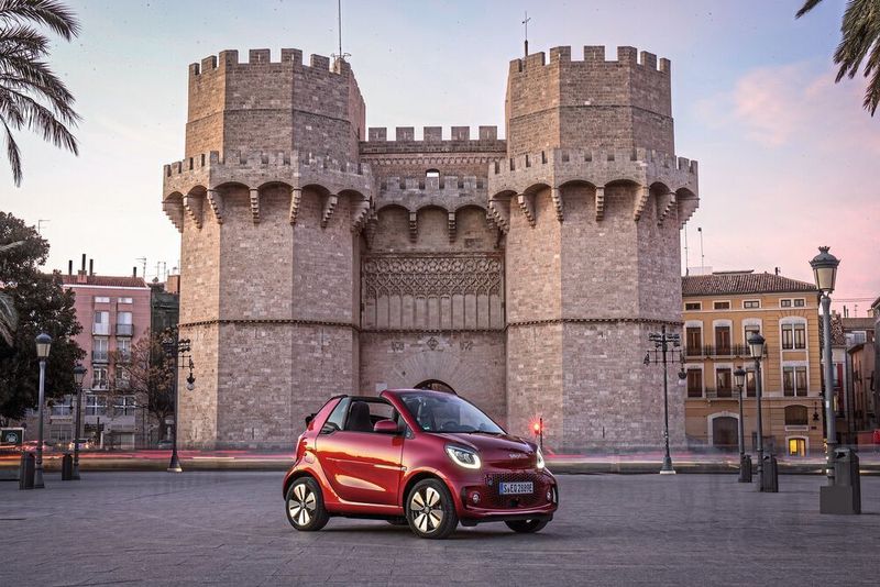 Der Smart startet bei 21.940 Euro. Der Viertürer ist 660 Euro teurer. Das Cabrio kostet sogar 25.200 Euro. (Smart)