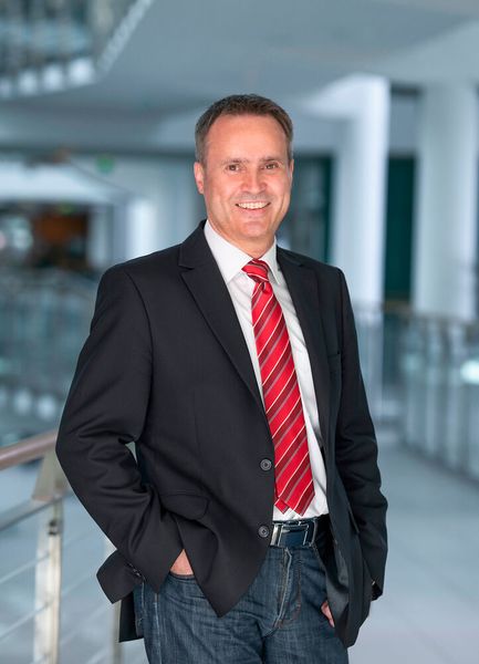Herbert Andert, Geschäftsentwicklung Automatisierungstechnik bei Kaiser.Works: «Gefordert war ein reiner Batteriebetrieb in Kombination mit energiesparender Funktechnologie. Das haben wir mit einer Funkvernetzung über Lorawan und MQTT umgesetzt und übertragen so die Daten zuverlässig in die Leit- und Portalebene.»   (Bild: Kaiser.Works)