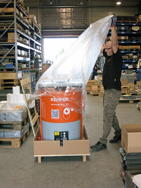 Andreas Lorenz, technischer Support bei Kemper, packt den Maxi Fil vor Ort aus; er braucht für den ganzen Vorgang vom Lieferwagen bis zum ersten Einsatz etwa 1,5 Stunden. (Bild: Finus)