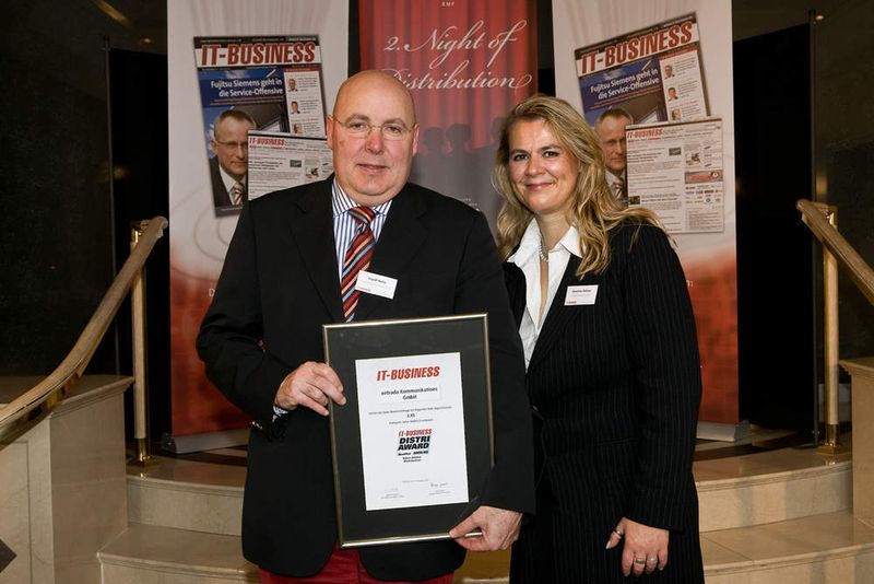 Ingolf Hahn von Entrada nahm von Caroline Häfner die Urkunde als Qualified Distributor im Bereich Value Added Distribution entgegen. (Archiv: Vogel Business Media)