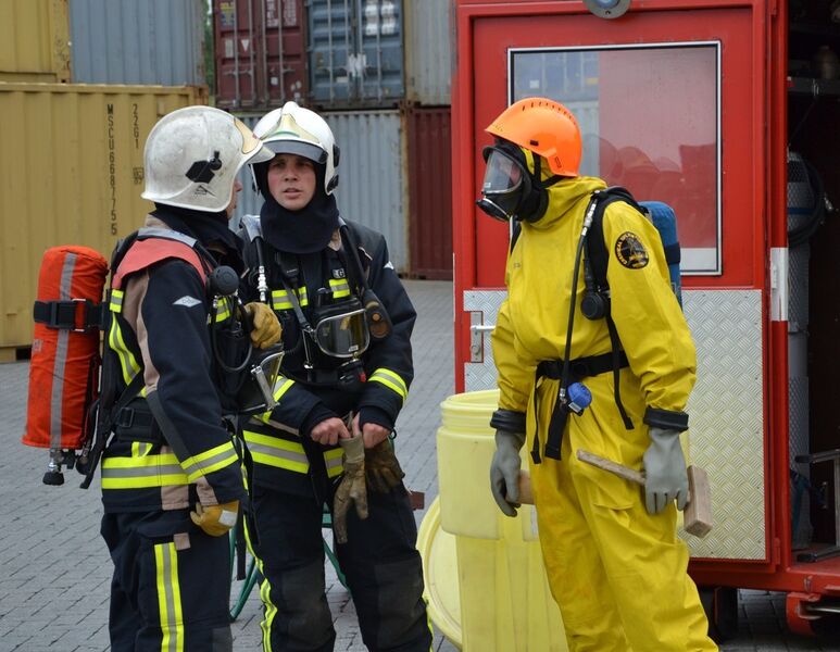 Working toigether: Private fire brigades from the chemical industry are often highly trained professionals, well equipped for accidents with hazardous substances. (Picture: PROCESS)