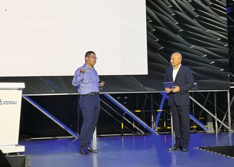 Dongxu Yang (links) vom chinesischen Fahrzeughersteller FAW zeigte, wie in seinem Unternehmen Delmia eingesetzt wird. Rechts: Ying Zhang von Dassault Systèmes. (Bernhard D. Valnion)