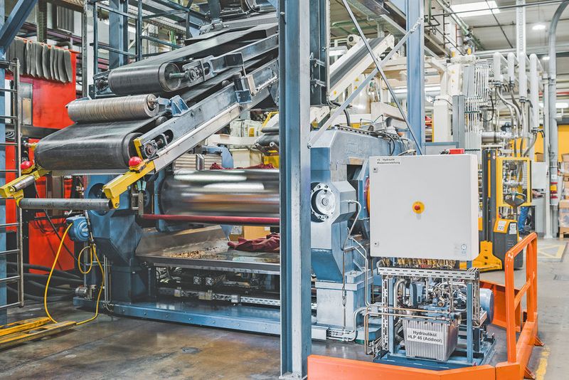 Die Walzwerke der Kraiburg GmbH & Co. KG laufen fast durchgängig im Dreischichtbetrieb. Daher spielt die Maschinenverfügbarkeit eine extrem wichtige Rolle.  (Bosch Rexroth)