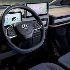 Das Cockpit setzt auf zeitgemäße Displayanzeigen.(Bild:  Maxus)