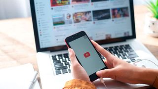 Durch das neue Health-Label von YouTube sollen Menschen per Mausklick an verlässliche Gesundheitsinformationen kommen (Bild: photobyphotoboy – Getty Images via Canva.com.png)