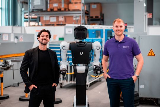 Nucleus Robotics und igus treiben gemeinsam die Skalierung humanoider Robotik in der Intralogistik voran. Im Bild: Melvin Schwarz, CEO Nucleus Robotics (links) und Julian Ruwe, Teamleiter Vetriebsinnendienst RBTX (rechts). (Bild:  Nucleus Robotics)