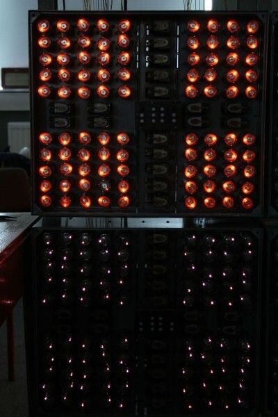 Rack 5, bestückt mit Zählröhren GC 10B (oben) und GC 10A (unten) während der Restaurierungsarbeiten 2010 (Bild: TNMOC)