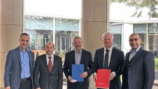 Yaskawa und Normandia bei der Partnervertragsunterzeichnung. (Yaskawa)