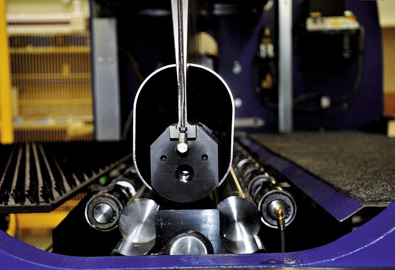 Die Rundung erfolgt beim Multiroller in zwei Arbeitsschritten: Der Blechzuschnitt wird zunächst angebogen, danach werden die ersten 180° gebogen. Anschließend wird der Blechzuschnitt zum Anfang der ungebogenen Blechkante transportiert, um zum zweiten Mal anzubiegen und die Halbschale fertigzustellen. Danach wird das Rohr aus der Maschine geschoben. (Bild: Weil Technology)