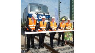 Symbolischer Scherenschnitt am neuen Übergabebahnhof Leuna Nord vor der neuen Großdiesellokomotive Siemens Vectron. (Tilo Weiskopf)