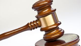 Paff! Da werden einige Ex-VW-Manager die Haare raufen. Denn das Arbeitgericht in Braunschweig hat die allermeisten Klagen abgewiesen, im Rahmen derer die ehemaligen Volkswagen-Entscheider um eine Gehaltserhöhung und eine Prämie kämpfen. (Bild: Juristikus)