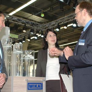 v.l. Bayerns Wirtschaftssekretärin Katja Hessel und Dr. Franz Lohmeier, WIKA Bild: SPS
