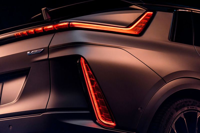 Eine auffällige Lichtsignatur ist eines der Markenzeichen der US-Luxusmarke Cadillac. (Bild: Cadillac)