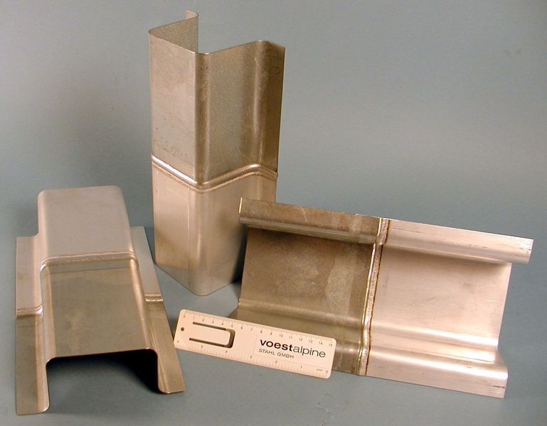 Bild 7: Auch die Forderung nach anschließendem Umformen erfüllen Hybridplatinen praxisgerecht.  (Bild: Fronius)