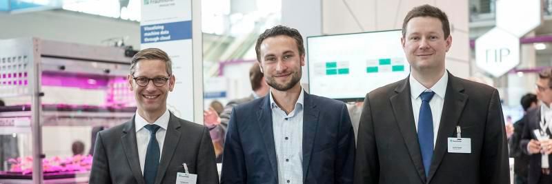 Prof. Dr. Boris Otto (links im Bild), Leiter Fraunhofer ISST und stellvertretender Vorsitzender der International Dataspaces Association, gratuliert Peter Sorowka (Bildmitte), CTO und Gründer der Cybus GmbH, zur erfolgreichen Pilotierung der „IDS-ready“-Prüfkriterien. Sascha Wessel (rechts im Bild), Fraunhofer AISEC, führte die Prüfung durch. (Bild:  Mirko Krenze)