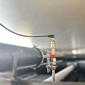 With its capacitive measuring method, the compact new level detector Jumo Zelos C01 LS reliably detects levels of liquids or other media.(Image: Jumo)
