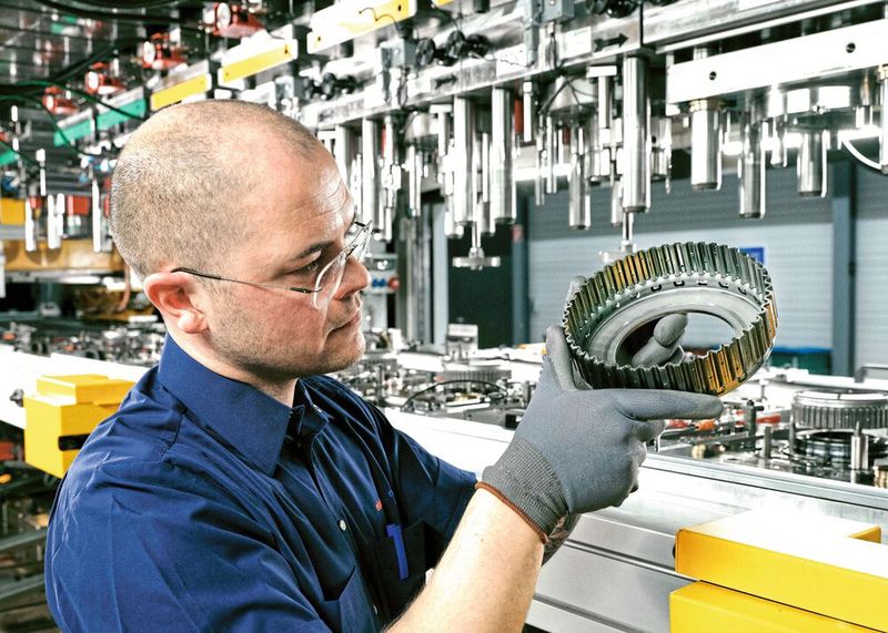 Elring Klinger produziert dynamische Präzisionsteile wie diesen Lamellenträger, der unter anderem im Getriebe reiner Elektrofahrzeuge zum Einsatz kommt. Zuvor werden sie von Richard Geiss entfettet.  (Bild: Elring Klinger)