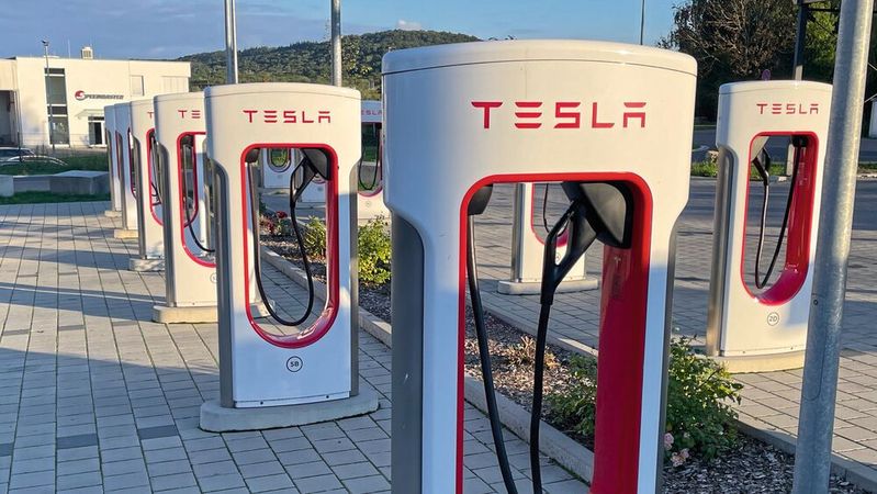 Nicht viel los bei Tesla – zumindest der Neuwagenabsatz in Deutschland und Europa war zuletzt stark rückläufig.(Bild:  Grimm – VCG)
