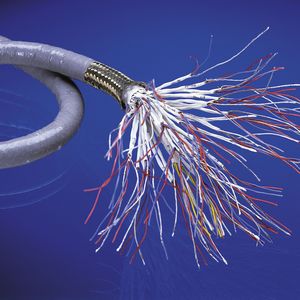 Kundenspezifische Vakuumkabel: Spezialkabelhersteller Ernst & Engbring erfüllt auch anspruchsvollste Kundenwünsche mit funktionsoptimierten High-Tech-Kabeln für die Luft- und Raumfahrt. Jüngstes Beispiel ist eine hochpaarige Mess- und Überwachungsleitung, die im Testequipment für Satelliten zum Einsatz kommt und dabei enorme Anforderungen wie hohe Vakuumtauglichkeit, Temperaturfestigkeit bis +200 °C und diverse elektrische und mechanische Werte erfüllen musste. Bilder: Ernst & Engbring