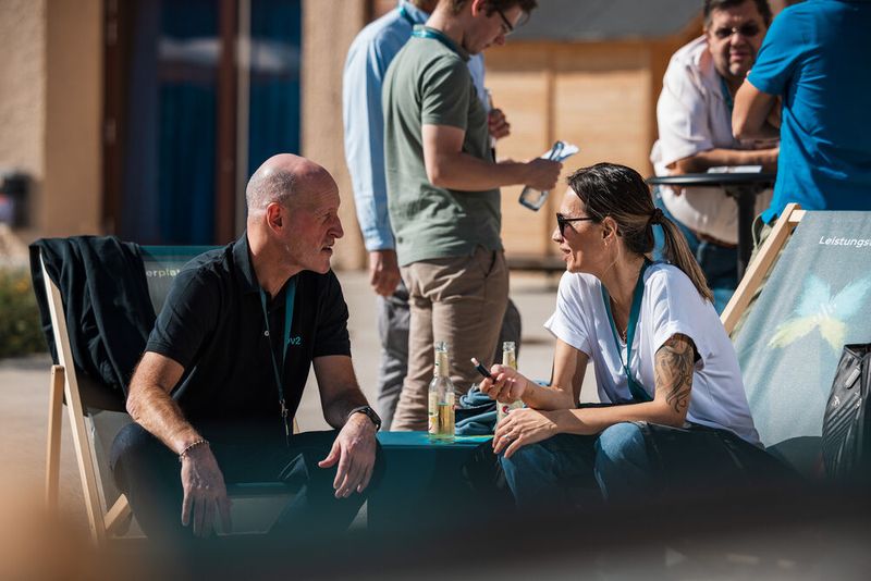 Stefan Ribi (bv2) und Daniela Pezer-Lepur (Embru-Werke AG) genießen die Sonne.  (Bild: C4B)