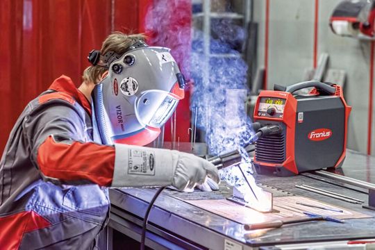 Was beim Schweißen gar nicht effektiv und stabil genug sein kann – der Lichtbogen – ist beim Schaltvorgängen in einem Gleichstromnetzt brandgefährlich. Wie man das Weiterfließen des Gleichstroms bei einer Schalterbetätigung sicher vermeidet, ist ein aktuelles Forschungsthema. Was beim Schweißen gar nicht effektiv und stabil genug sein kann – der Lichtbogen – ist beim Schaltvorgängen in einem Gleichstromnetzt brandgefährlich. Wie man das Weiterfließen des Gleichstroms bei einer Schalterbetätigung sicher vermeidet, ist ein aktuelles Forschungsthema.
