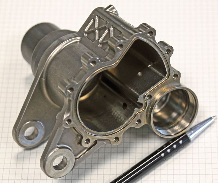 Präzisionsteil aus Titan: Aus dem Vollen gefräster und koordinatengeschliffener Rotationsdämpfer für einen Rennsport-Boliden. (Klaus Vollrath)