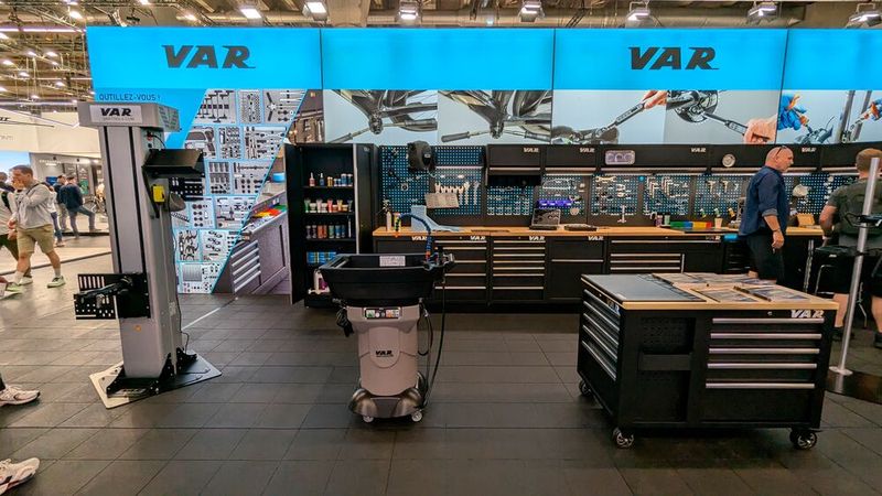 Selbst in Sachen Werkstattausstattung steht die Fahrrad- der Automobilbranche kaum mehr nach. Man beachte die kräftig dimensionierte Einsäulenhebebühne links im Bild! (Bild: Dominsky – VCG)