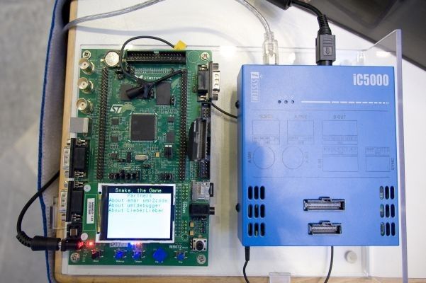 Testkompetenz in blau: Die Blue Box ist zu einem Markenzeichen für iSYSTEM geworden. (Bild: Elisabeth Wiesner)