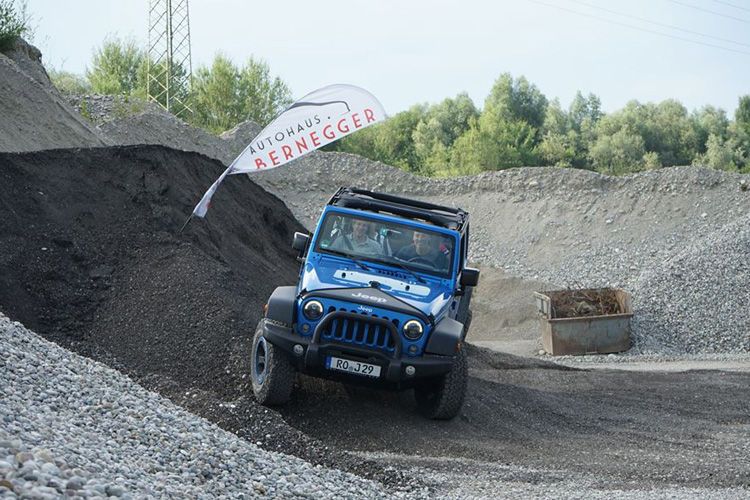Mit vielen Kundenevents schafft das Autohaus Bernegger eine langfristige Bindung der Kunden. So ist man mit der Kundschaft in der lokalen Kiesgrube unterwegs, ... (Bild: Autohaus Bernegger)