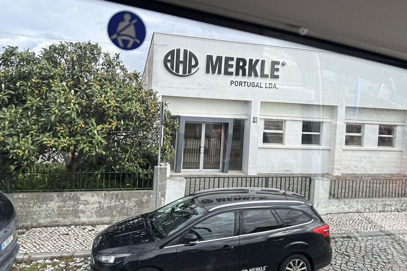 Auch deutsche Qualitäts-Zulieferer wie der Zylinderhersteller AHP Merkle sind in Marinha Grande vor Ort. Viele der Formenbauer in Marinha Grande und Oliveira de Azeméis arbeiten inzwisachen eng mit deutschen Werkzeugbauern zusammen. (Bild: Maschinenmarkt)