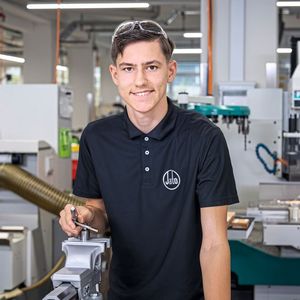 Rijad Handanagic beim Gewindeschneiden per Hand, was in der Regel ein kritischer Zerspanungsprozess ist, weil es typischerweise die letzte Operation am Bauteil ist.(Bild:  Thomas Entzeroth)