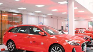 Transparenz und Funktionalität: Vom Kundencenter aus kann man die großzügig gestalteten Universalarbeitsplätze sehen. (Bild: Sehon)