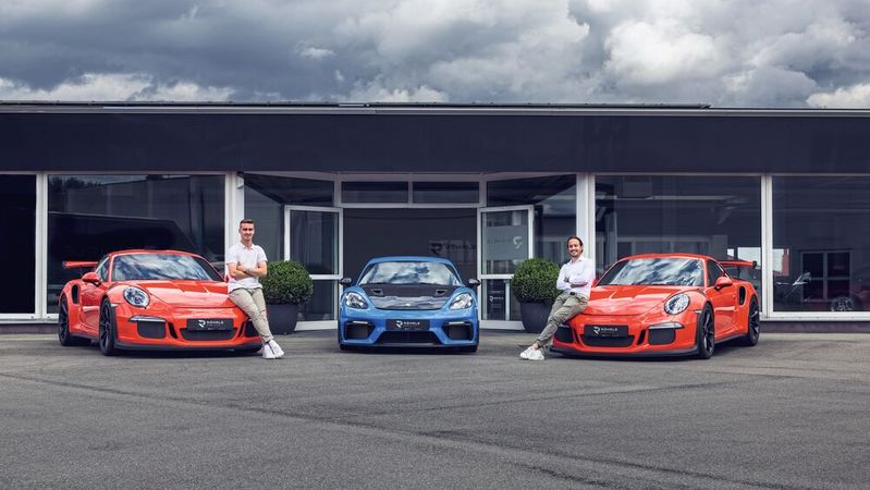 Luca (li.) und Niclas Röhrle haben sich auf den Vertrieb von Sport- und Luxusfahrzeugen spezialisiert.(Bild:  Tom Klocker)