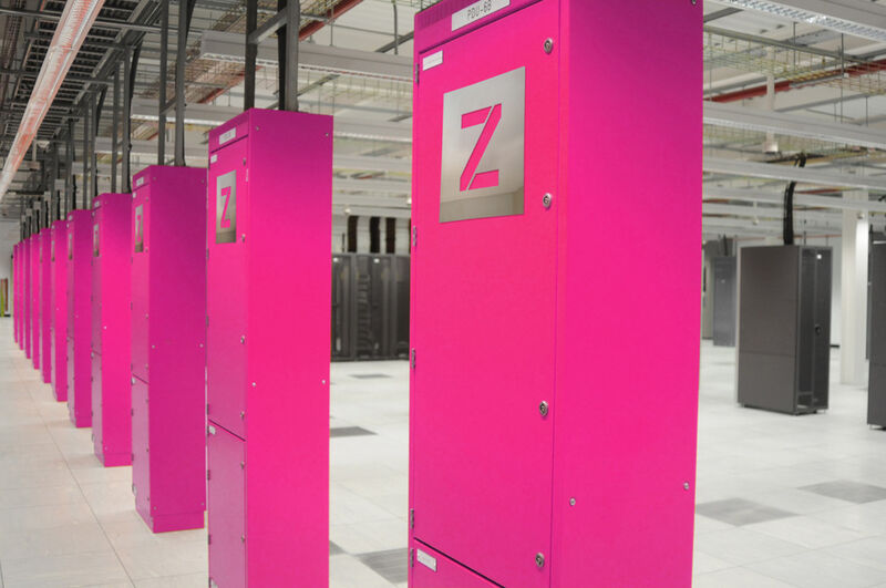 Abbildung 4: Auch die PDUs erstrahlen in Neon-Pink. (Bild: Zenium)