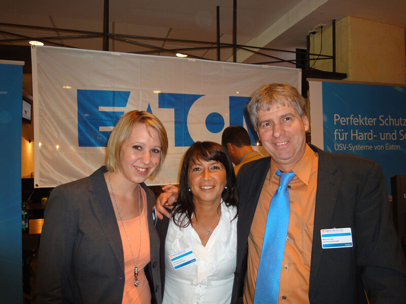 Markus Lenz mit seinen Kolleginnen Christina Grau und Jasmin Dichmann, Eaton Power Quality (Archiv: Vogel Business Media)